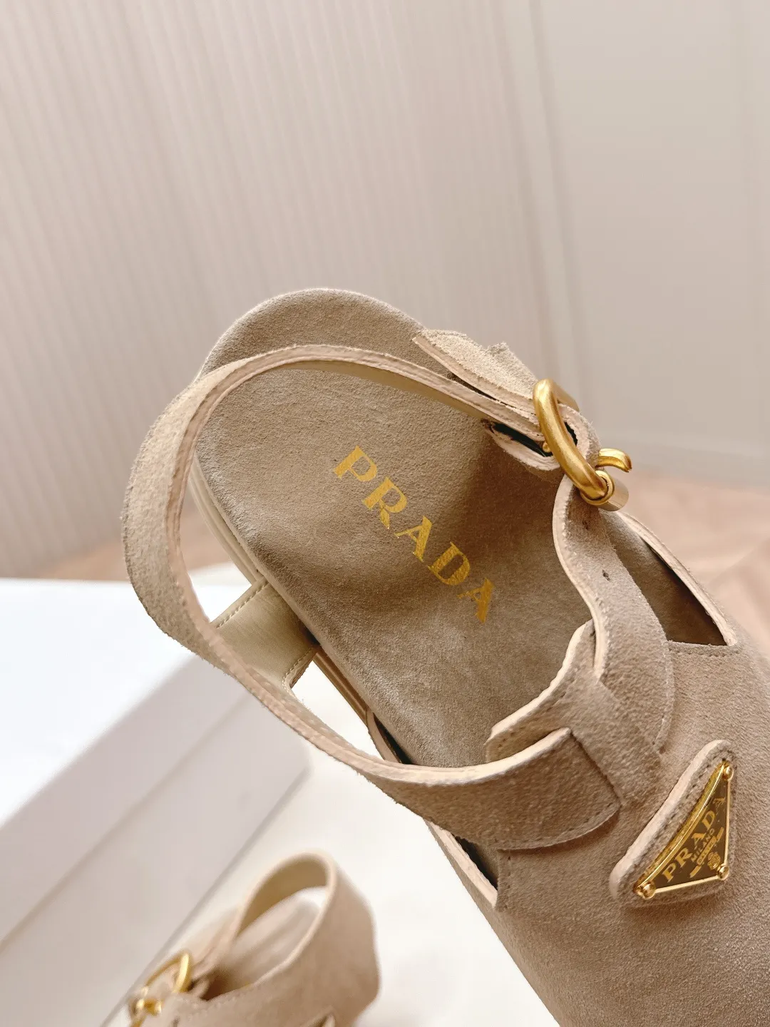👟👟Ex-factory price 580👟👟Prada Boken bread shoes 2025 spring and summer new thick-soled sandals Velcro triangle buckle bread toe half slippers Latest catwalk series Classic upgrades Comfort and fashion coexist Each color combination looks good, and the design matches different style needs Upper: nubuck leather Inner: Original customization Outsole: TPU sole Shoe size: 35-41 (40.41 customization is non-refundable and non-exchangeable)